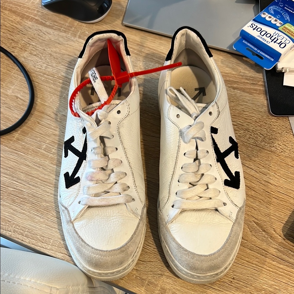 Off-White Men's White and Black Arrow Sneakers
